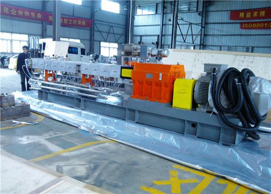 चीन पीईटी मास्टरबैच उत्पादन के लिए 500 किलो / घंटा समांतर ट्विन स्क्रू एक्सट्रूडर आपूर्तिकर्ता