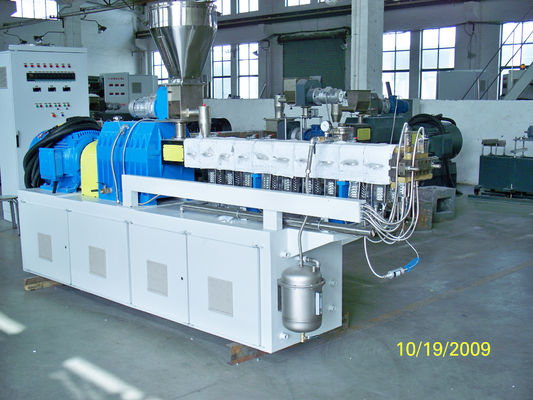 चीन 35 मिमी सामान्य टोक़ ट्विन स्क्रू एक्सट्रूडर / मास्टरबैच उत्पादन लाइन 20-50 किलो / घंटा आपूर्तिकर्ता